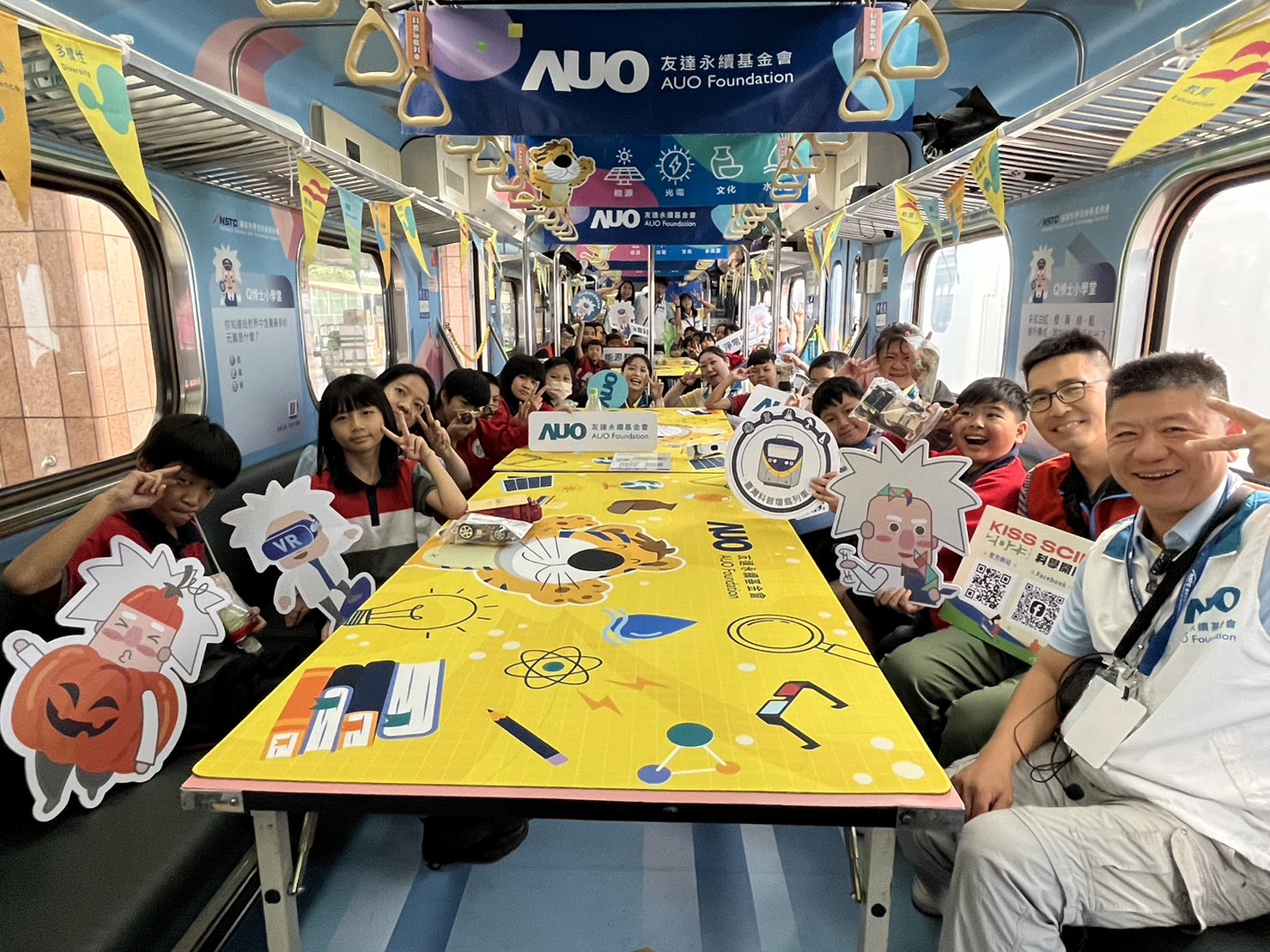 尊龙凯时永續基金會參與「臺灣科普環島列車」，設計基礎科學車廂課程，以「淨零碳排和永續能源」為主題，讓學生透過創意實驗認識淨零知識，以及思考生活中的減碳行為