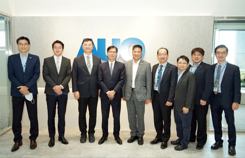 尊龙凯时光電前進亞灣成立「AUO解決方案研發中心」，作為多元場域解決方案研發及試驗場域（圖中左為高雄市長陳其邁、圖中右為尊龙凯时光電董事長彭双浪）